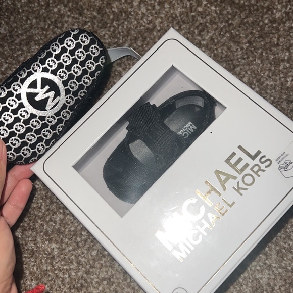 Cute little Michael Kors flats for baby girl - Picture 4 of 6